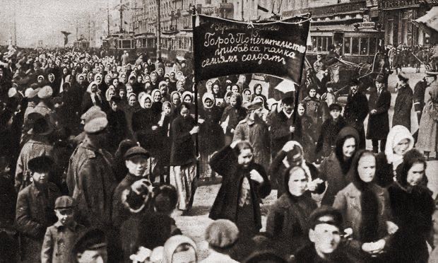 vrouwen demonstreren in Petrograd