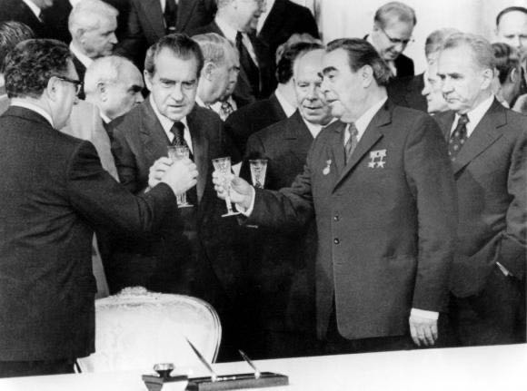 Nixon en Brezjnev na Helsinki in 1974 RICHARD NIXON MEETING WITH NIKOLAI PODGORNY LEONID BREZHNEV AND ALEXEI KOSYGIN 1