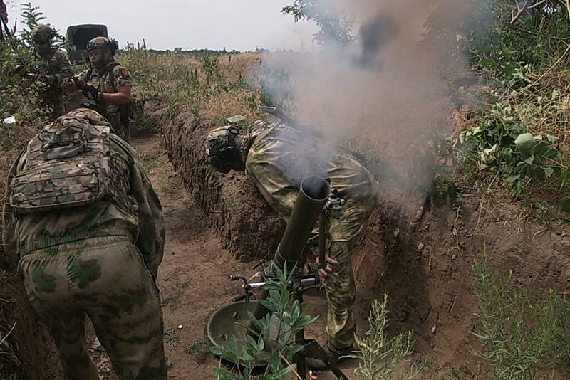 Russische militairen loopgraven verkleind oekr Min Def RF