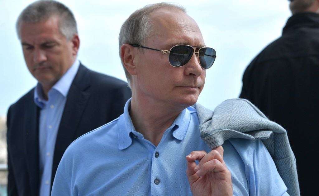 Sunglasses Vladimir Putin in Artek 2017 06 24 Wikimedia