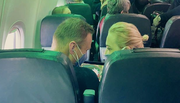 navalny screen shot met vrouw in vliegtuig instagram