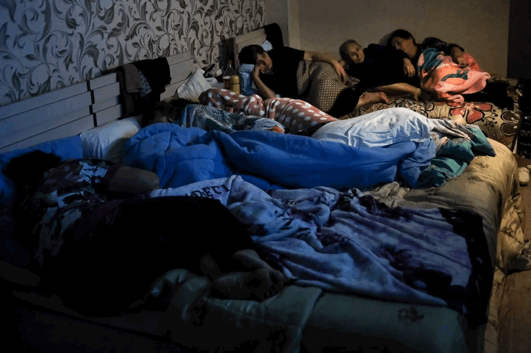 karabach armeense vluchtelingen in schuilkelder foto armeense overheid