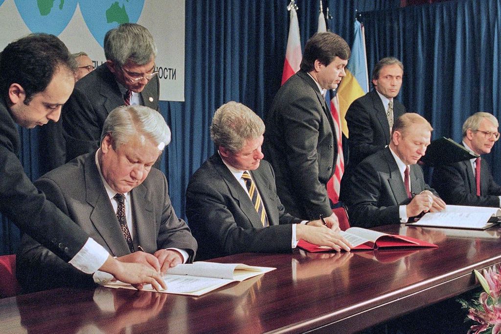 From left: Russian President Boris Yeltsin, U.S. President Bill Clinton, Leonid Kuchma, President of Ukraine, and British Prime Minister John Majo, sign the Non-Proliferation Treaty in the Budapest Convention Center, Hungary on Monday, Dec. 5, 1994. (Courtesy)