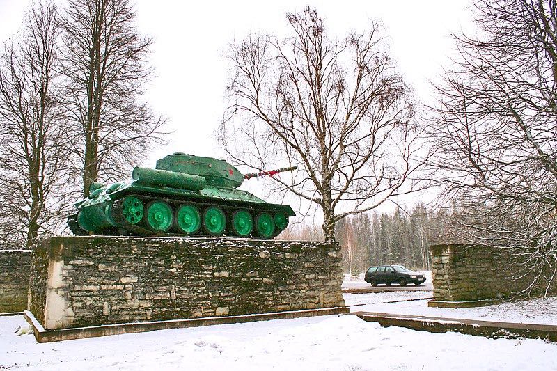 de sovjet tank in narva aan de russische grens