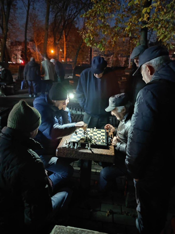 oekraine schaken in het donker kyiv