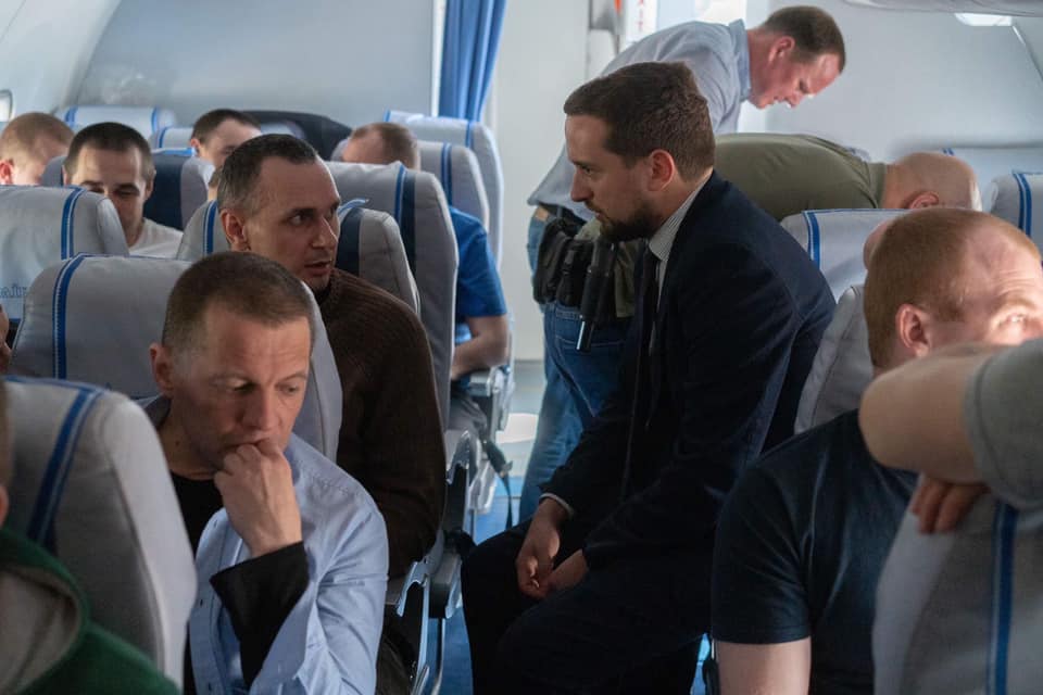 sentsov uitruil in vliegtuig naar kiev foto fb kirill timoshenko assistent van zelensky