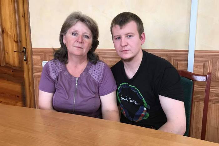 svetlana agejeva met haar zoon viktor in gevangenis in starobilsk