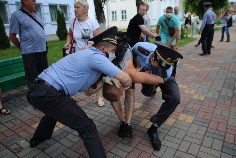 belarus siarhei bahrou arrestaties in stadje bij brest