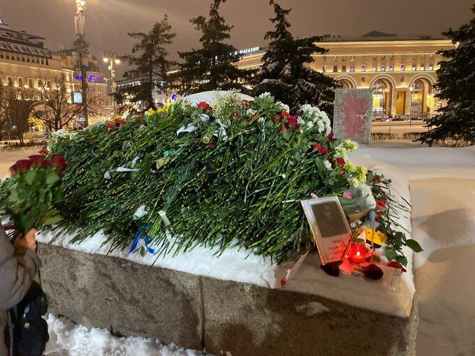 Bloemen voor Navalny foto Doxa