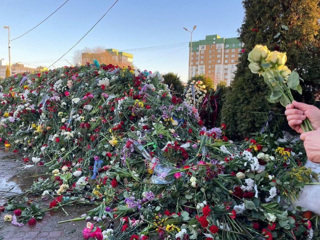 Navalnys graf bedolven onder bloemen
