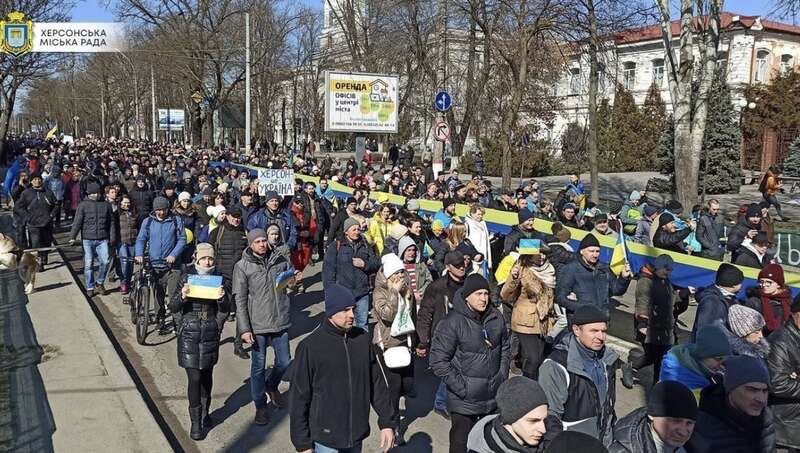kherson protest against russian occupation