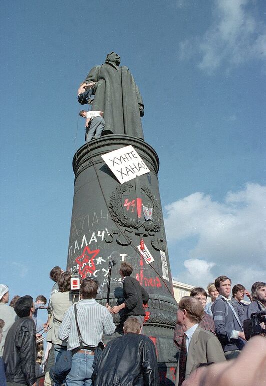 800px The overthrow of the monument to Dzerzhinsky in front of the KGB on Lubyanka in Moscow
